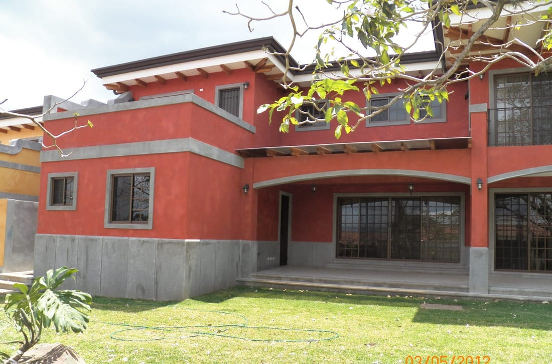 Vivienda unifamiliar en dos niveles, obra de ConstrucTEK S.A.
