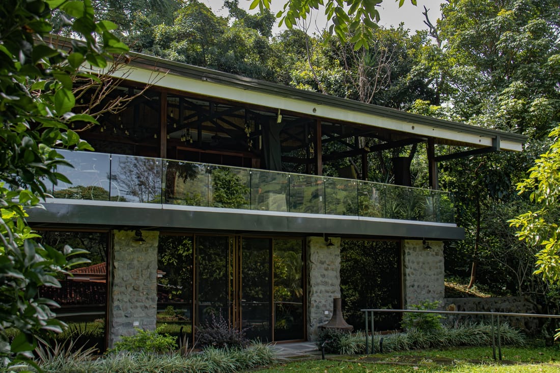 Residencia integrada al bosque, obra de ConstrucTEK S.A.