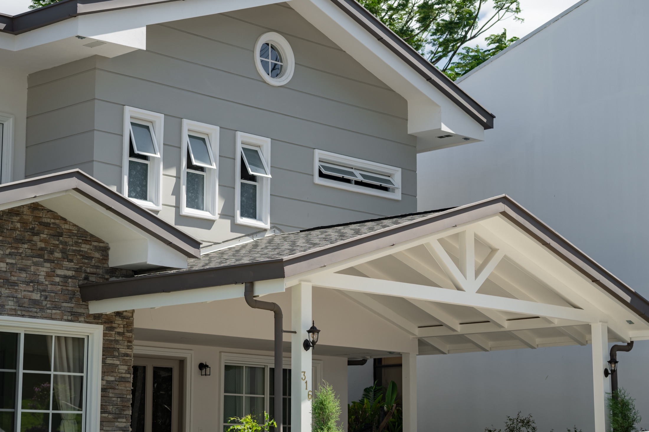 Detalle exterior de residencia construida por ConstrucTEK S.A.