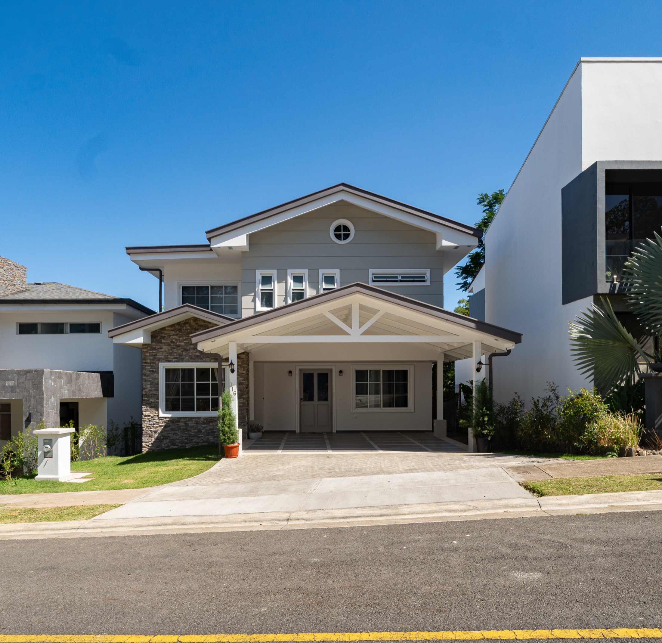 Fachada de residencia construida por ConstrucTEK S.A.