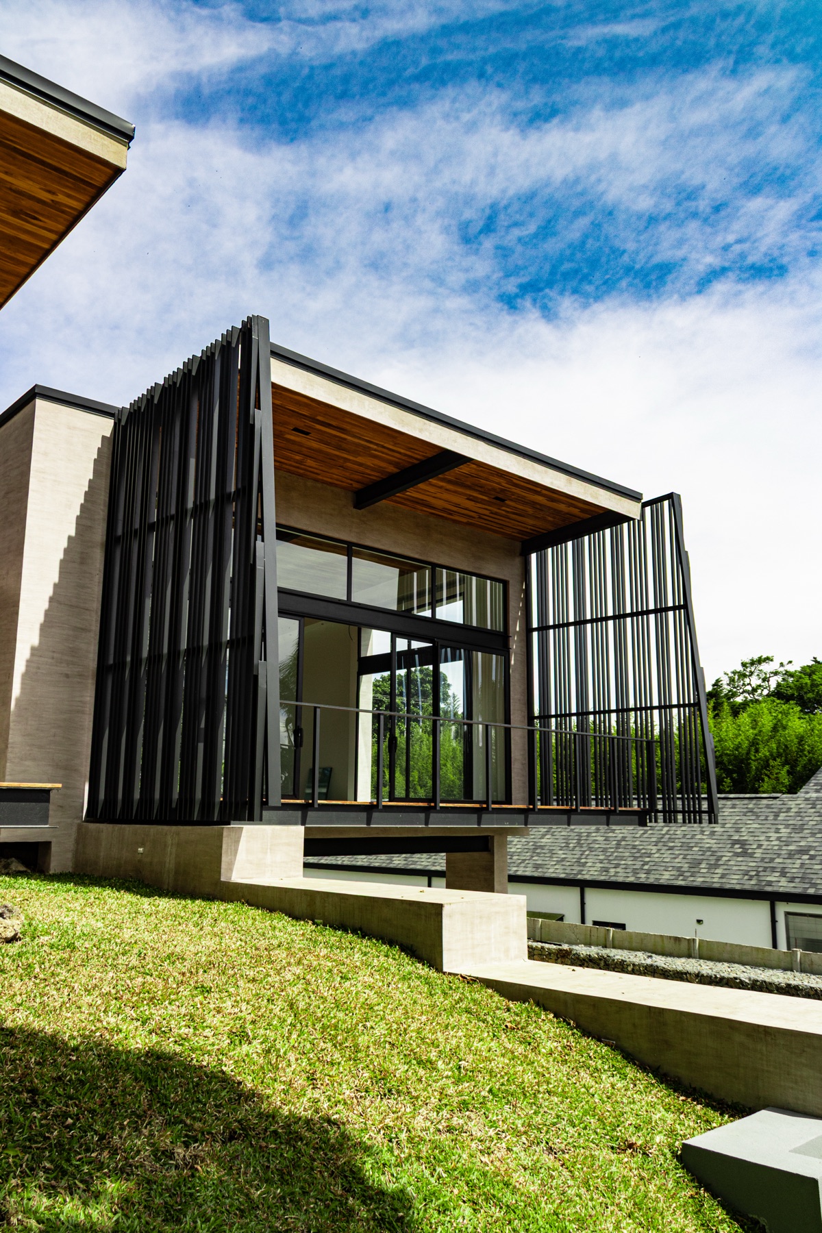 Residencia contemporánea construida por ConstrucTEK S.A. en Costa Rica.