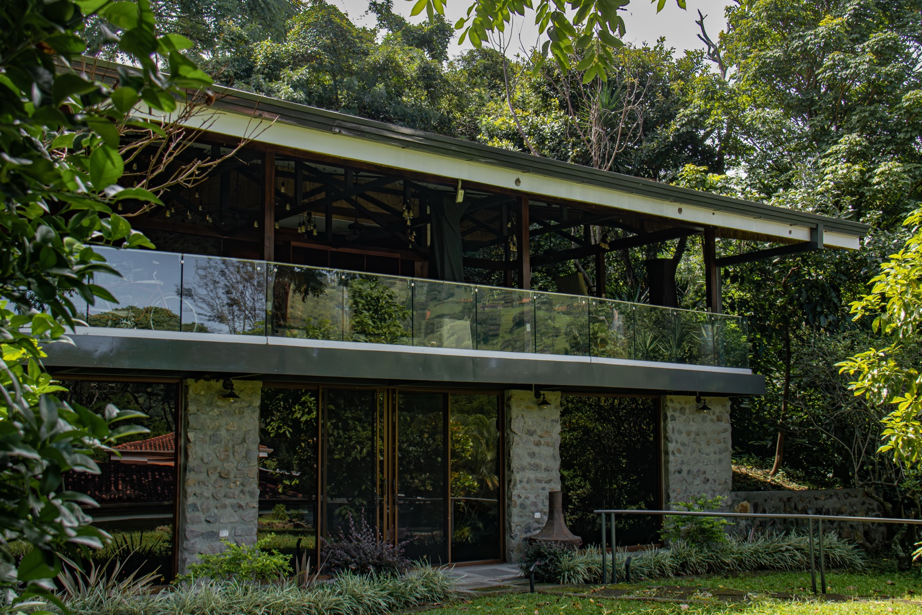 Residencia integrada al entorno natural desarrollada por ConstrucTEK S.A.